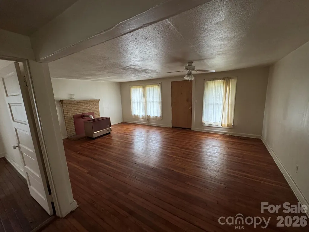 831/833 N Oak Street Hendersonville NC 28739