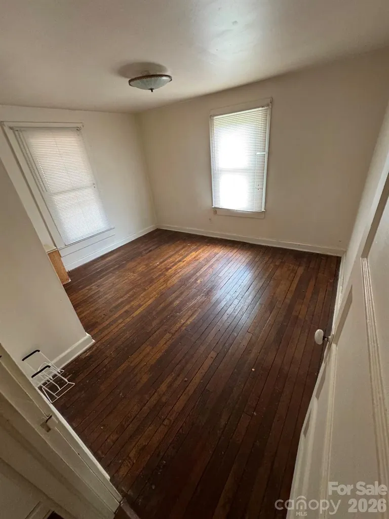 831/833 N Oak Street Hendersonville NC 28739