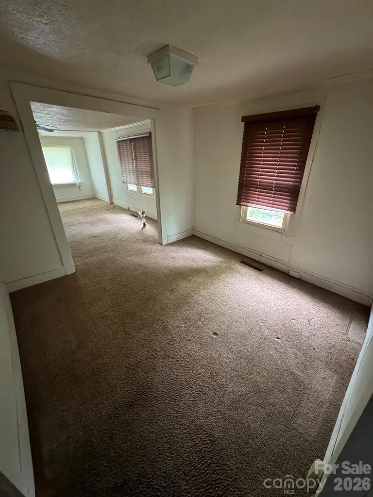 831/833 N Oak Street Hendersonville NC 28739