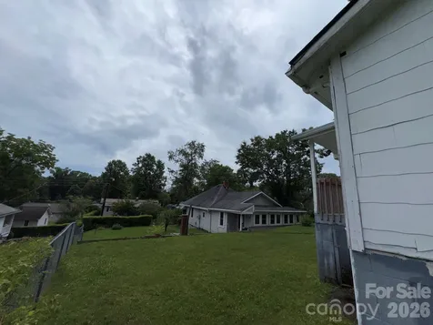 831/833 N Oak Street Hendersonville NC 28739