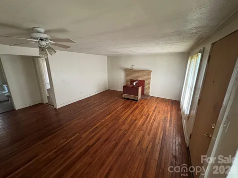 831/833 N Oak Street Hendersonville NC 28739