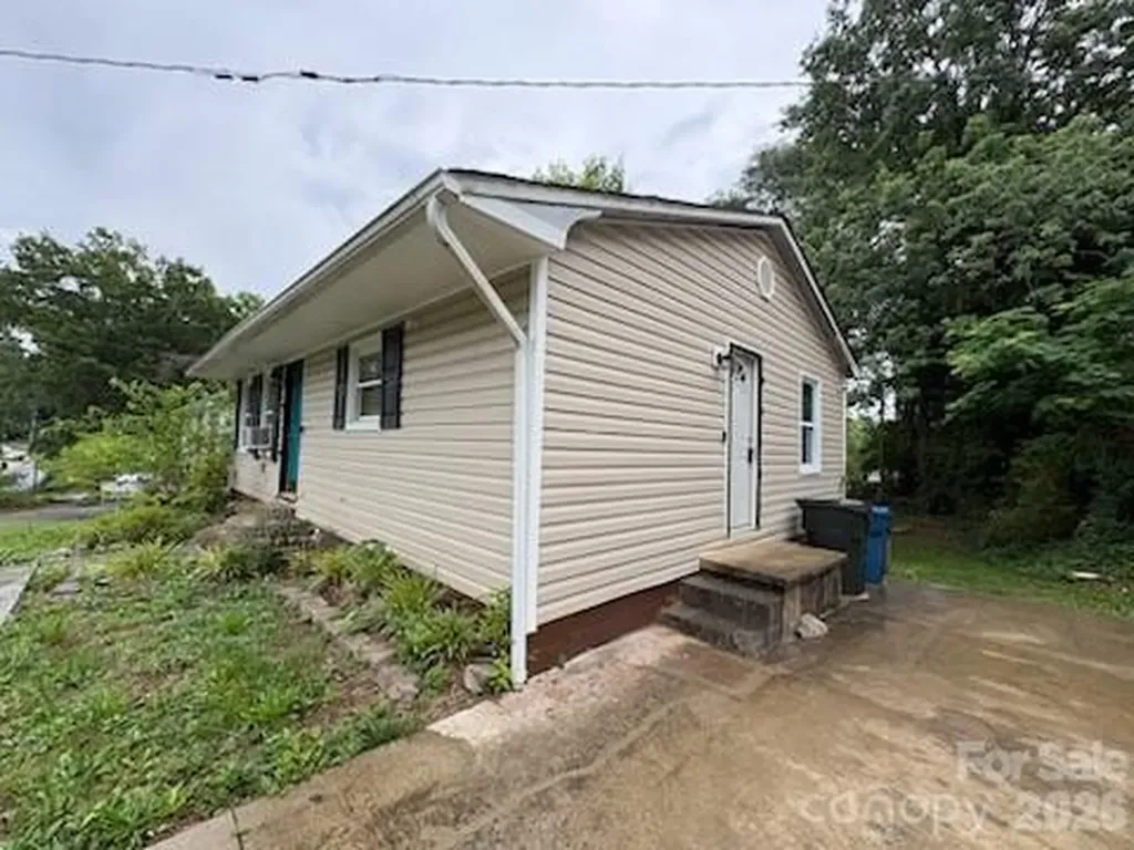 38 8th Avenue Drive SE Hickory NC 28602