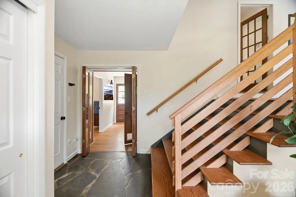 7 Woodbury Road Asheville NC 28804