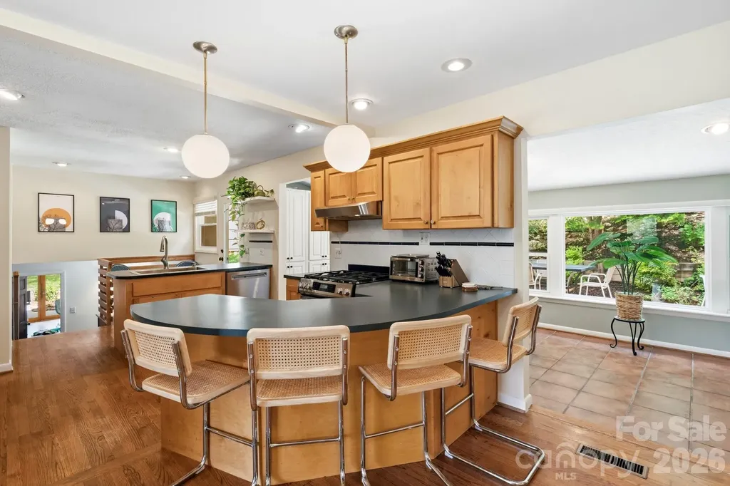 7 Woodbury Road Asheville NC 28804