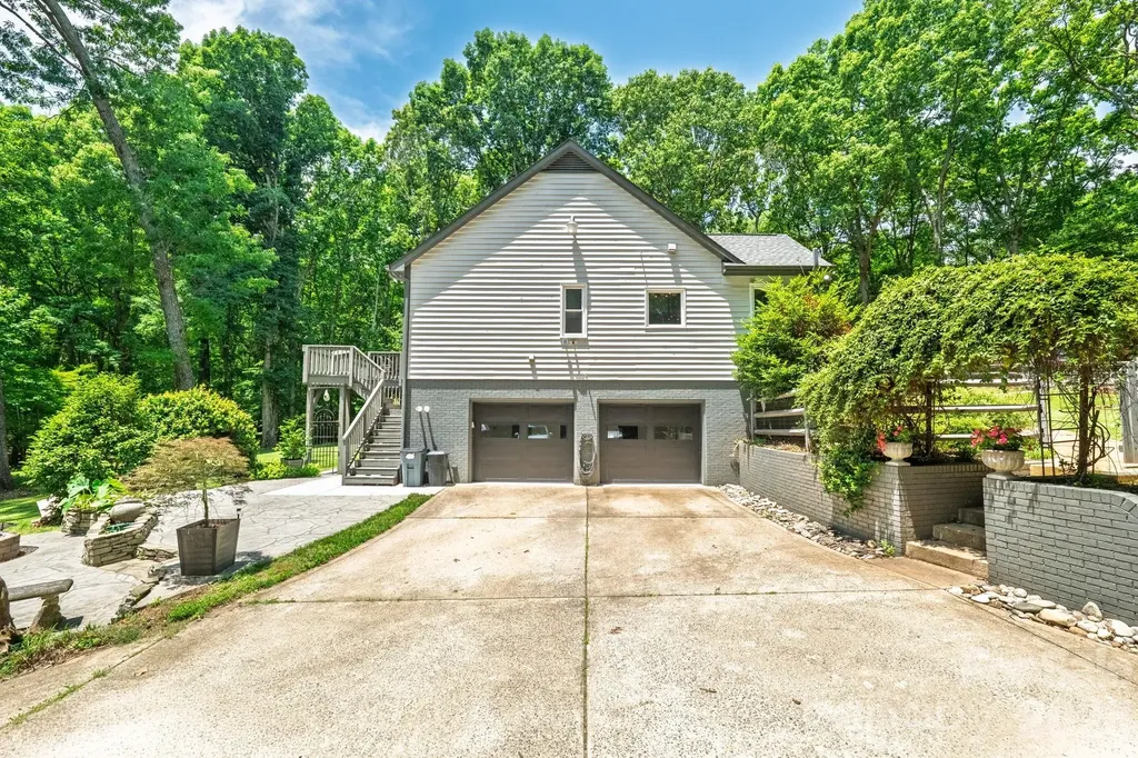 9131 N Pine Hill Lane Charlotte NC 28215