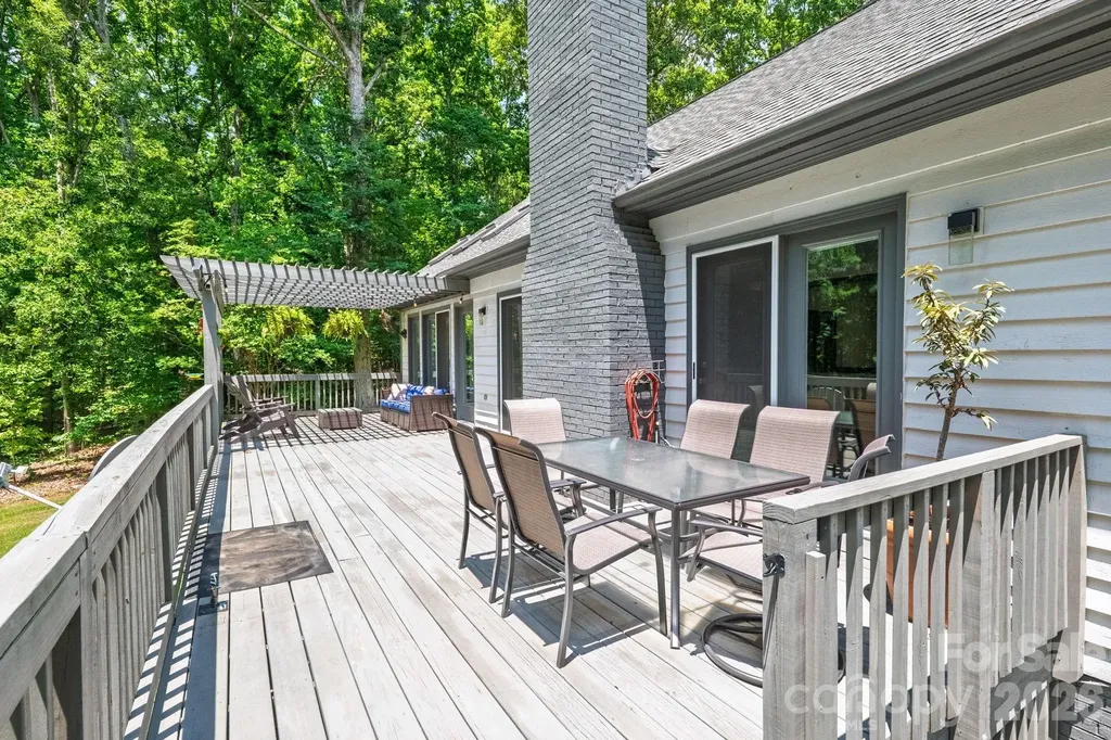 9131 N Pine Hill Lane Charlotte NC 28215