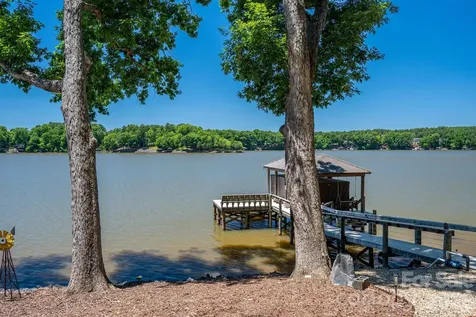 1017 Peninsula Drive Belmont NC 28012