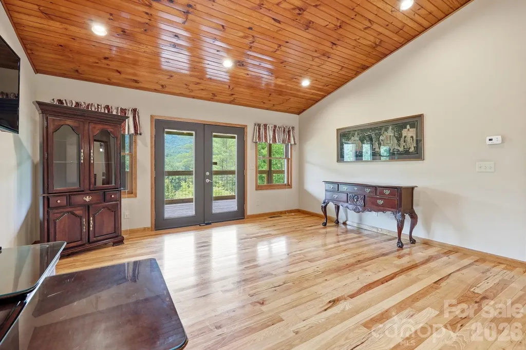 168 Barefoot Cove Burnsville NC 28714