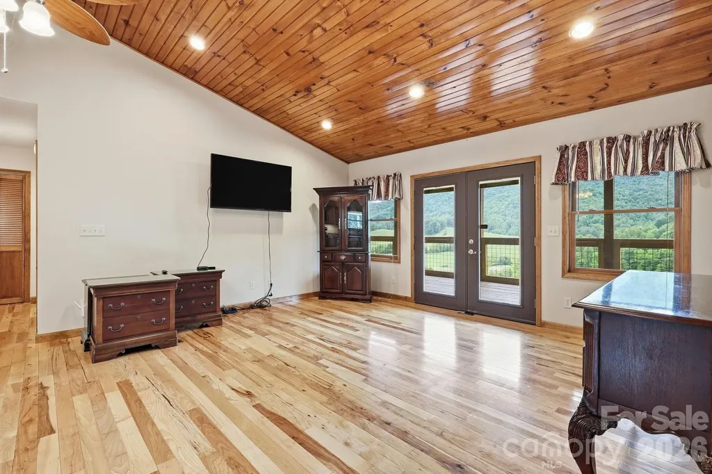 168 Barefoot Cove Burnsville NC 28714