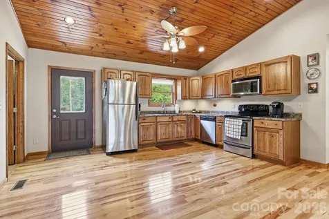 168 Barefoot Cove Burnsville NC 28714