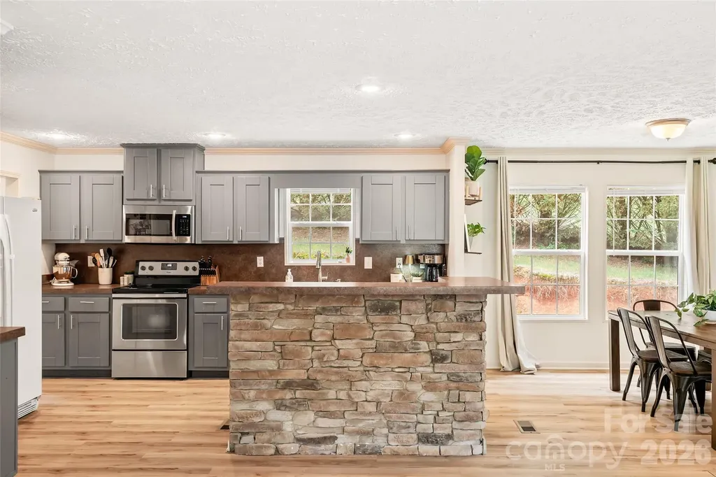 11 Misty Lane Candler NC 28715