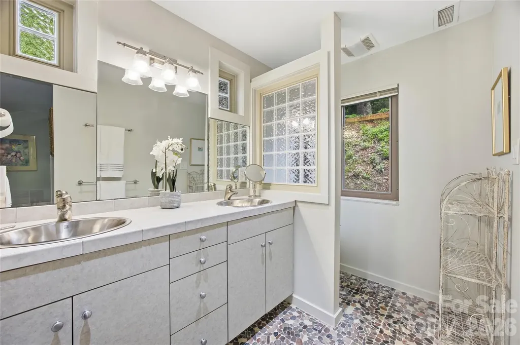 2724 Huntingtowne Farms Lane Charlotte NC 28210