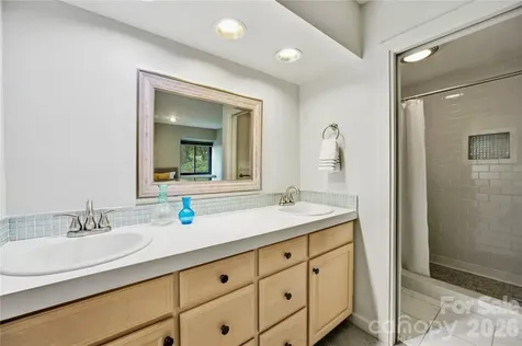 2724 Huntingtowne Farms Lane Charlotte NC 28210