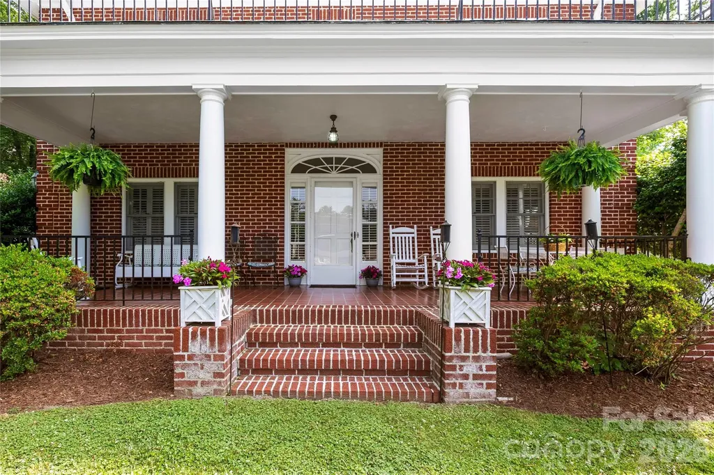 1518 Greenville Highway Hendersonville NC 28792