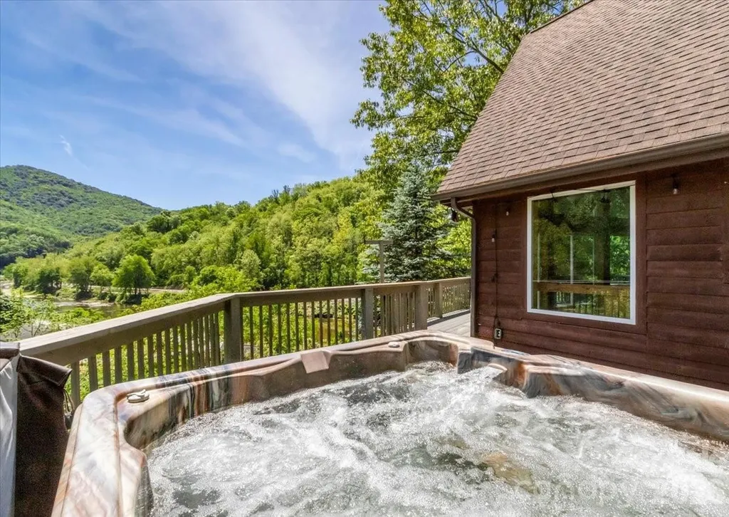 7714 State Highway 197 Highway N Green Mountain NC 28740