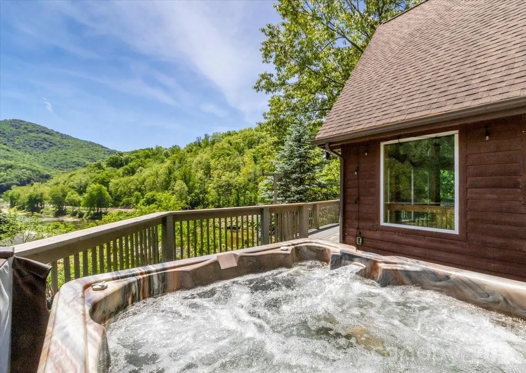 7714 State Highway 197 Highway N Green Mountain NC 28740