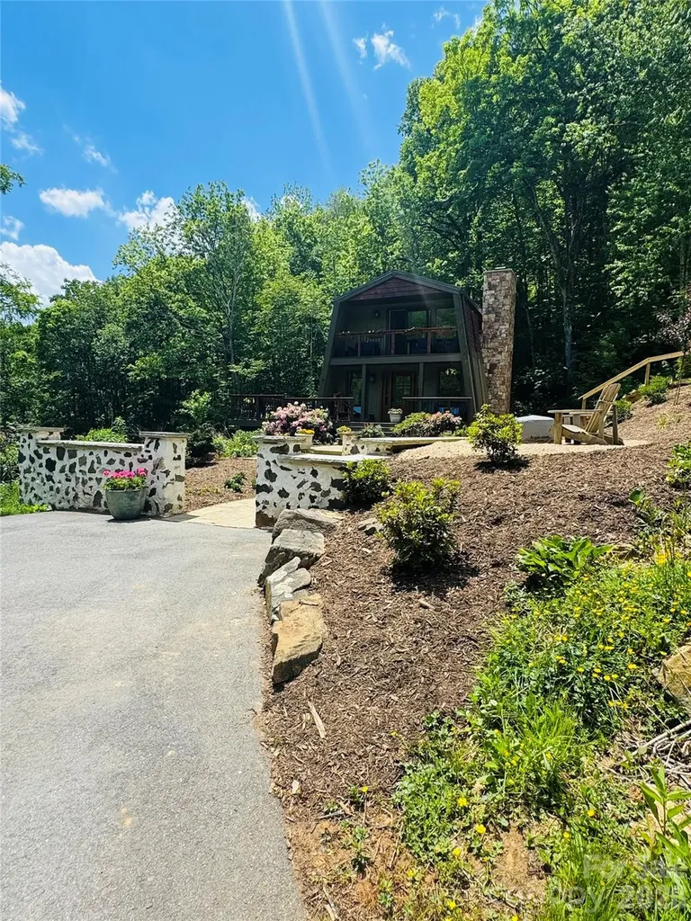 635/634 Little Horse Creek Newland NC 28657