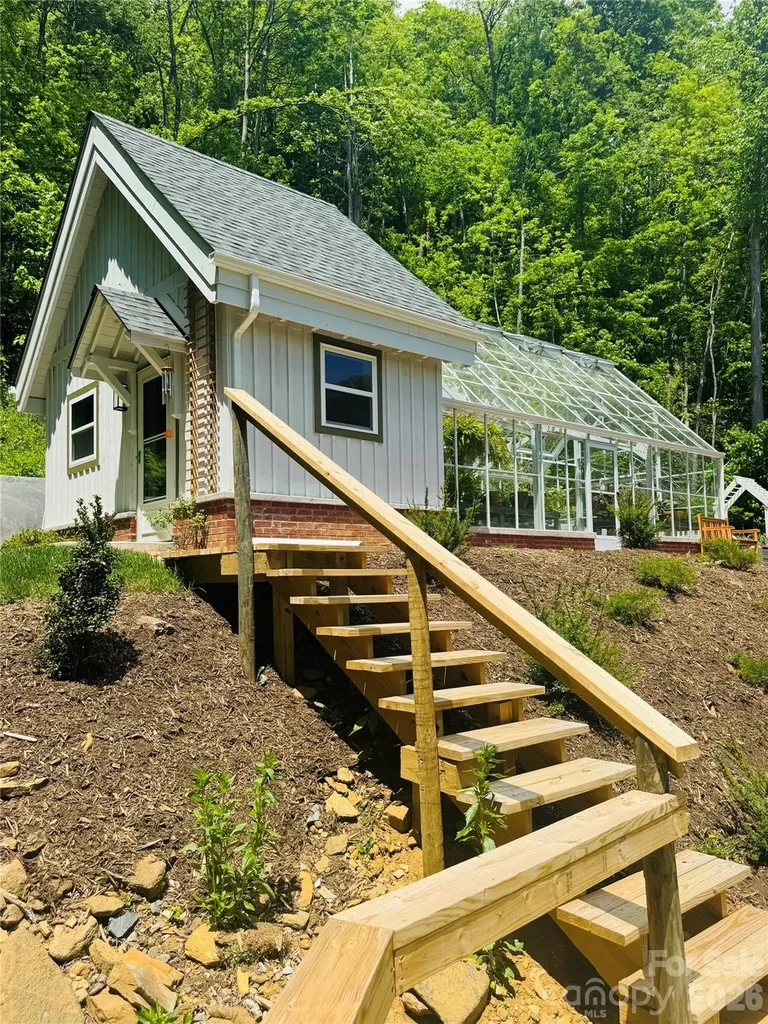 635/634 Little Horse Creek Newland NC 28657