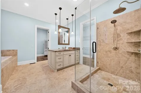 2932 Oakdale Road Charlotte NC 28216