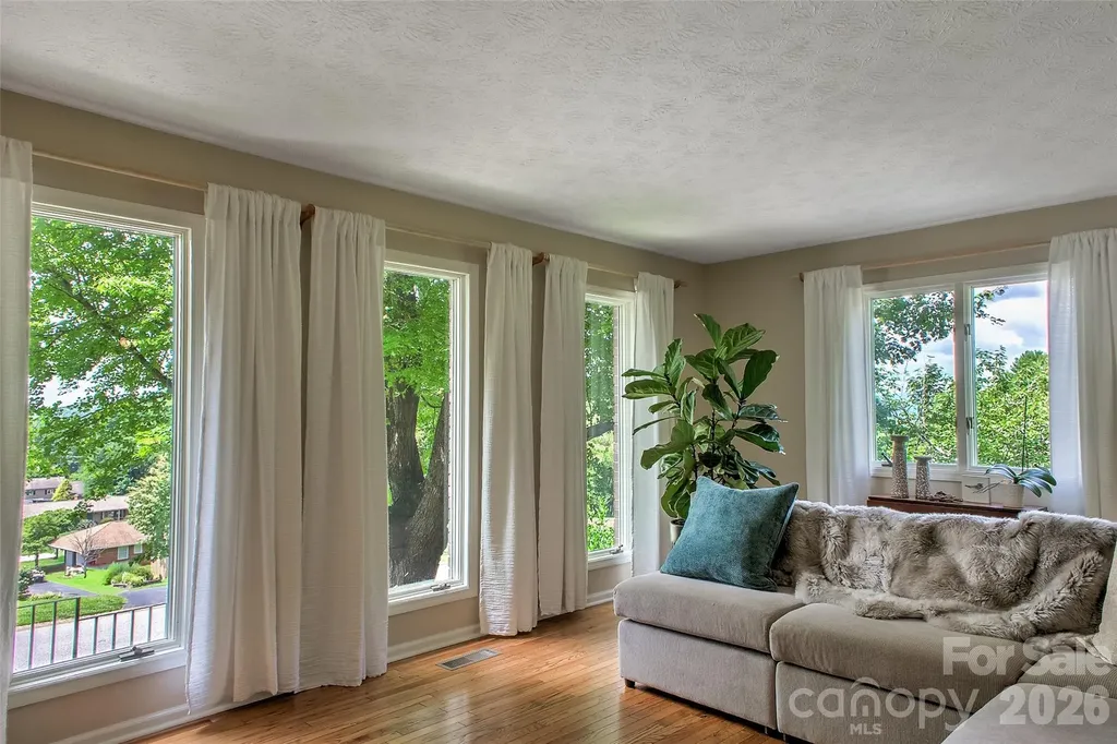 53 Braddock Way Asheville NC 28803