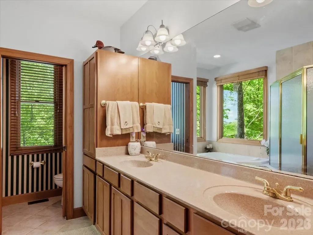 15 Ivy Point Lane Burnsville NC 28714