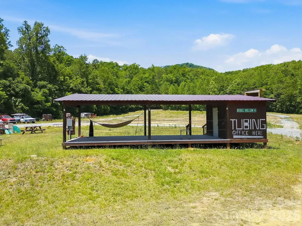 5373 Green River Cove Road Saluda NC 28773