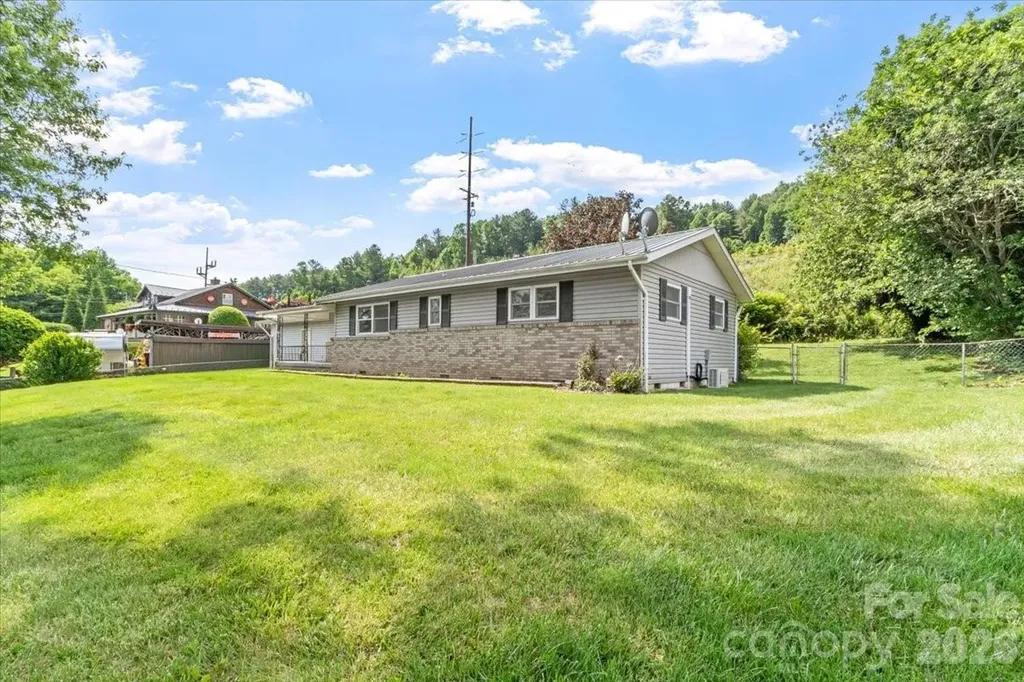 42 East Boulevard Burnsville NC 28714