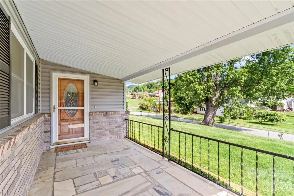 42 East Boulevard Burnsville NC 28714