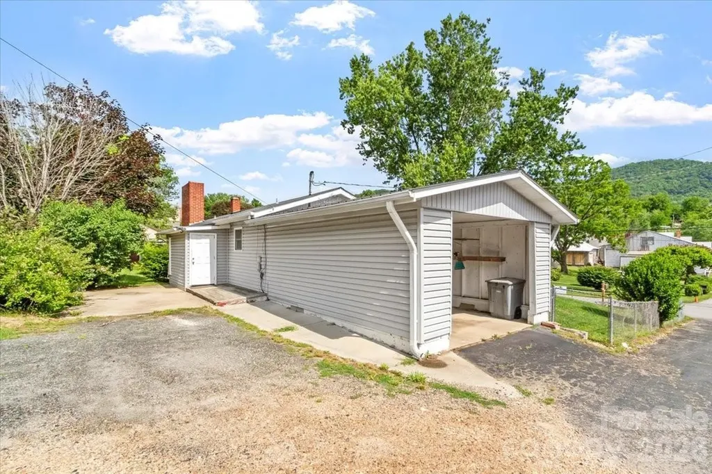 42 East Boulevard Burnsville NC 28714