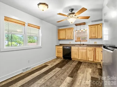42 East Boulevard Burnsville NC 28714