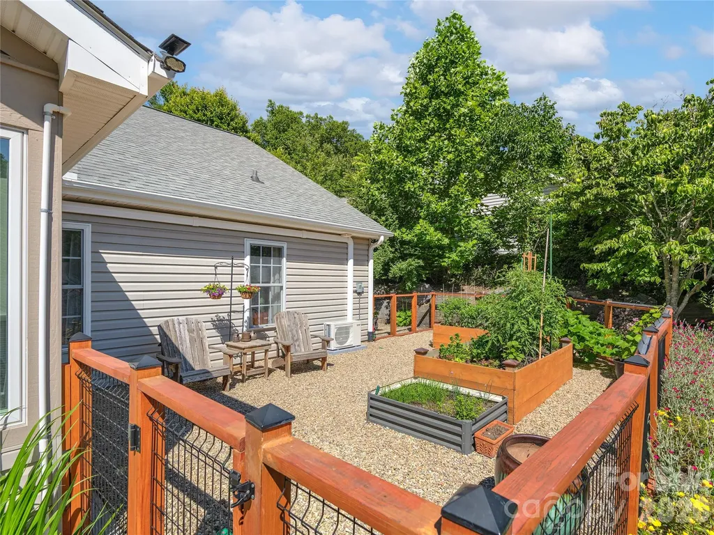 16 Stonebridge Drive Asheville NC 28805