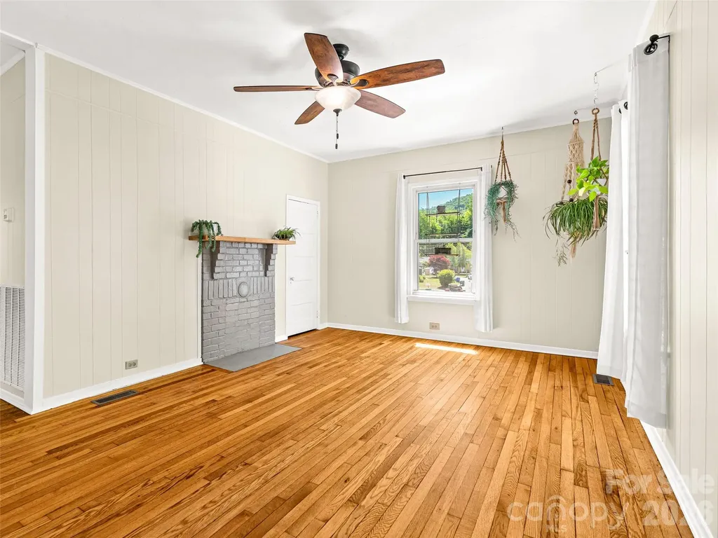 125 Edwards Avenue Swannanoa NC 28778
