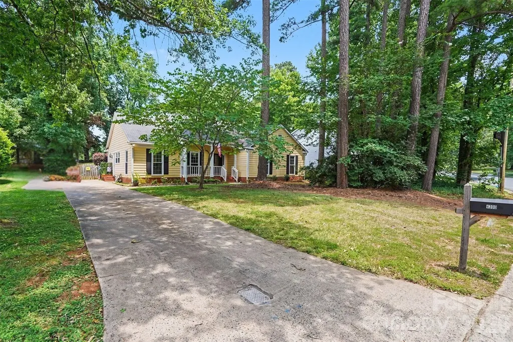 4300 Saxonbury Way Charlotte NC 28269