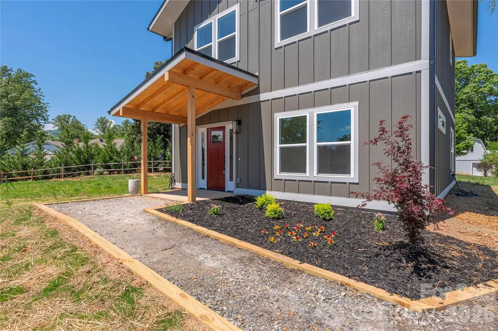 32 Oak Hill Road Candler NC 28715