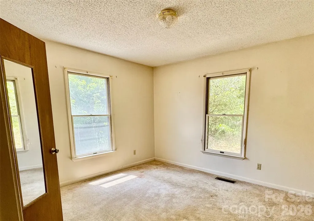 64 Dillingham Road Barnardsville NC 28709