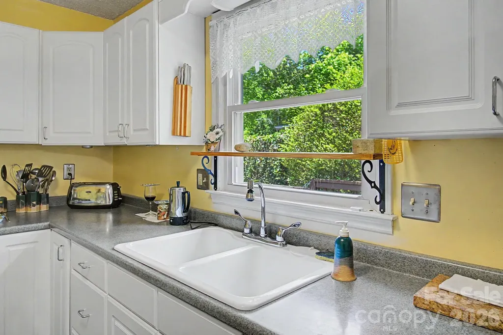 11 Waddell Street Weaverville NC 28787