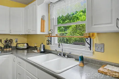 11 Waddell Street Weaverville NC 28787