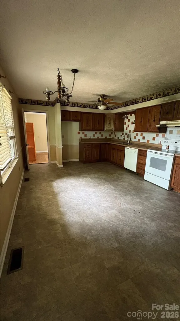 132 Haynes Street Hendersonville NC 28791