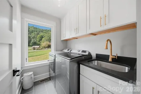 8788 Donald Barrier Street Newland NC 28657