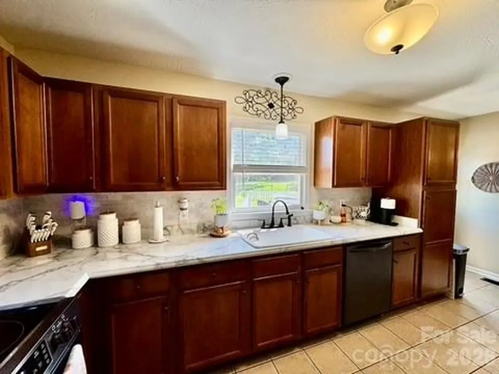 1688 Buffett Circle Hickory NC 28602