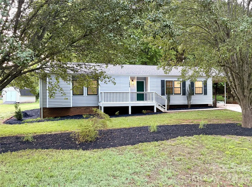 1880 Woodridge Circle Hickory NC 28602