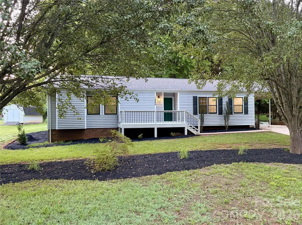 1880 Woodridge Circle Hickory NC 28602