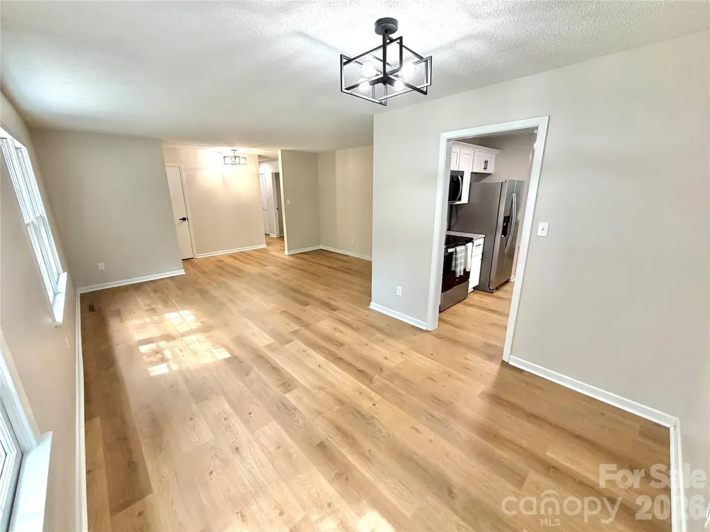 1880 Woodridge Circle Hickory NC 28602