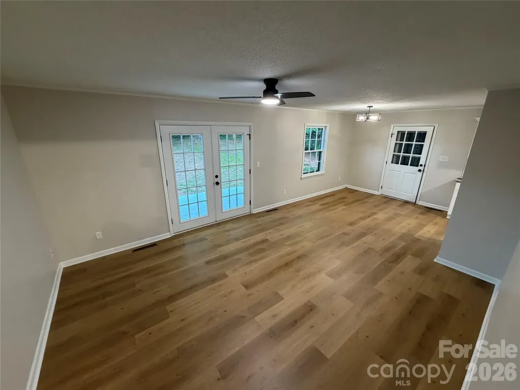 1880 Woodridge Circle Hickory NC 28602