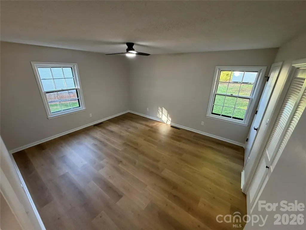 1880 Woodridge Circle Hickory NC 28602