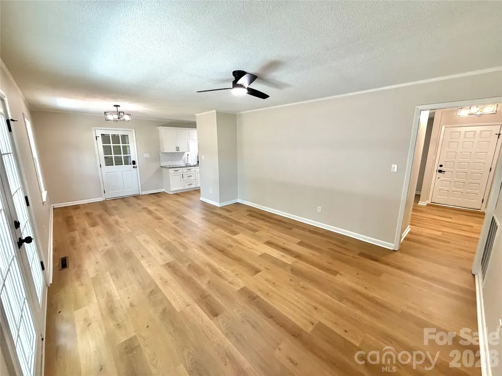 1880 Woodridge Circle Hickory NC 28602
