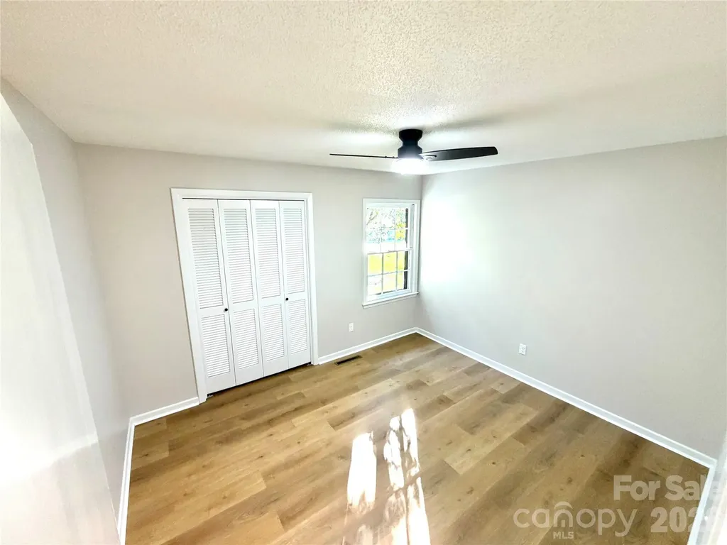 1880 Woodridge Circle Hickory NC 28602
