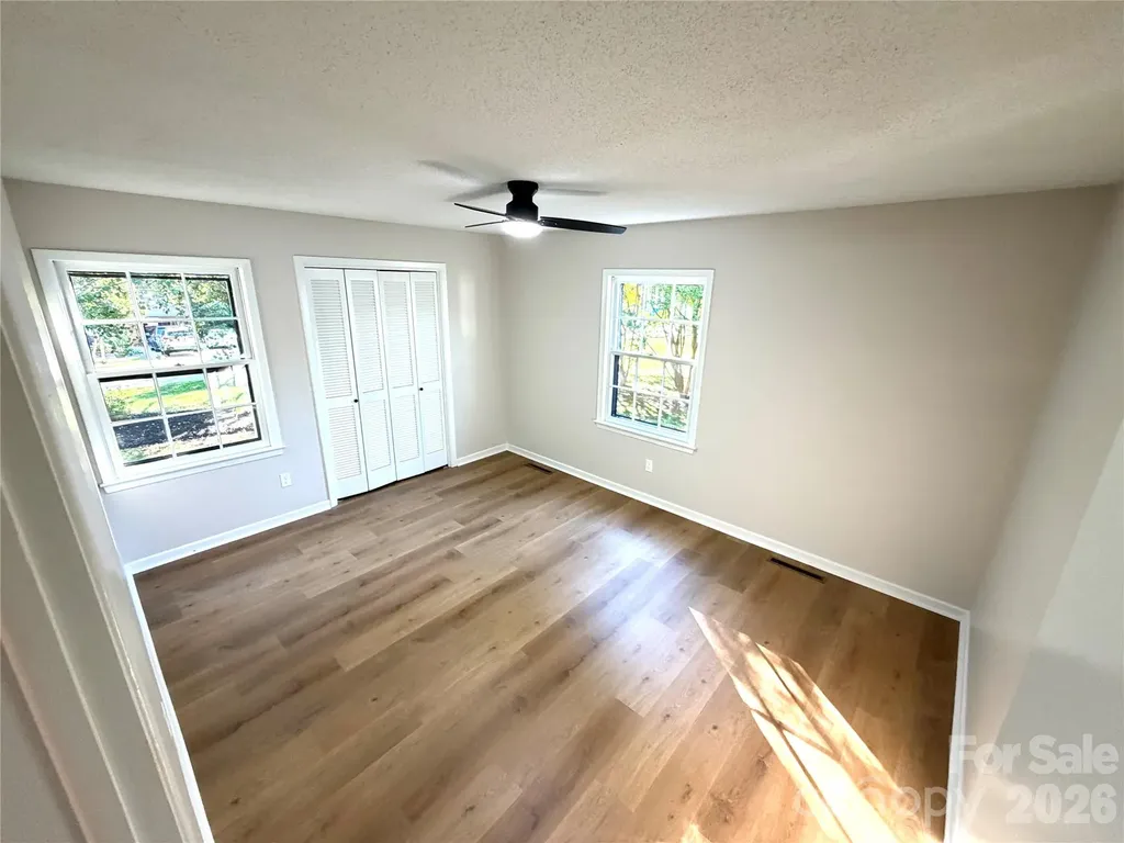 1880 Woodridge Circle Hickory NC 28602