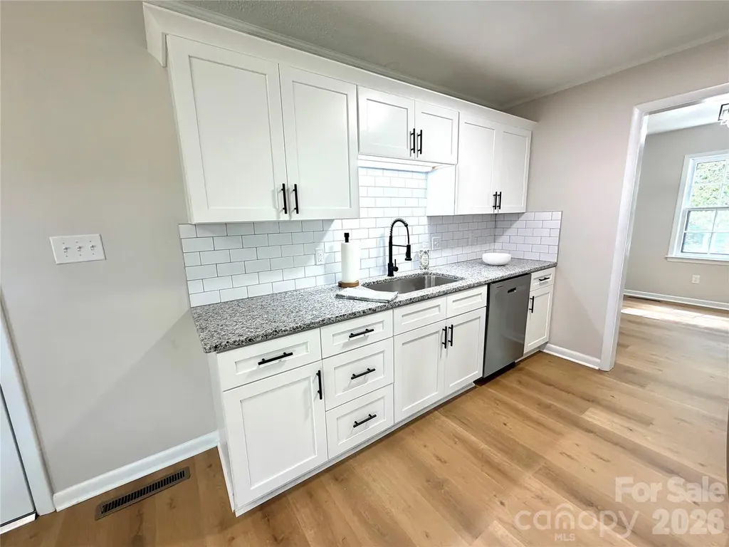 1880 Woodridge Circle Hickory NC 28602