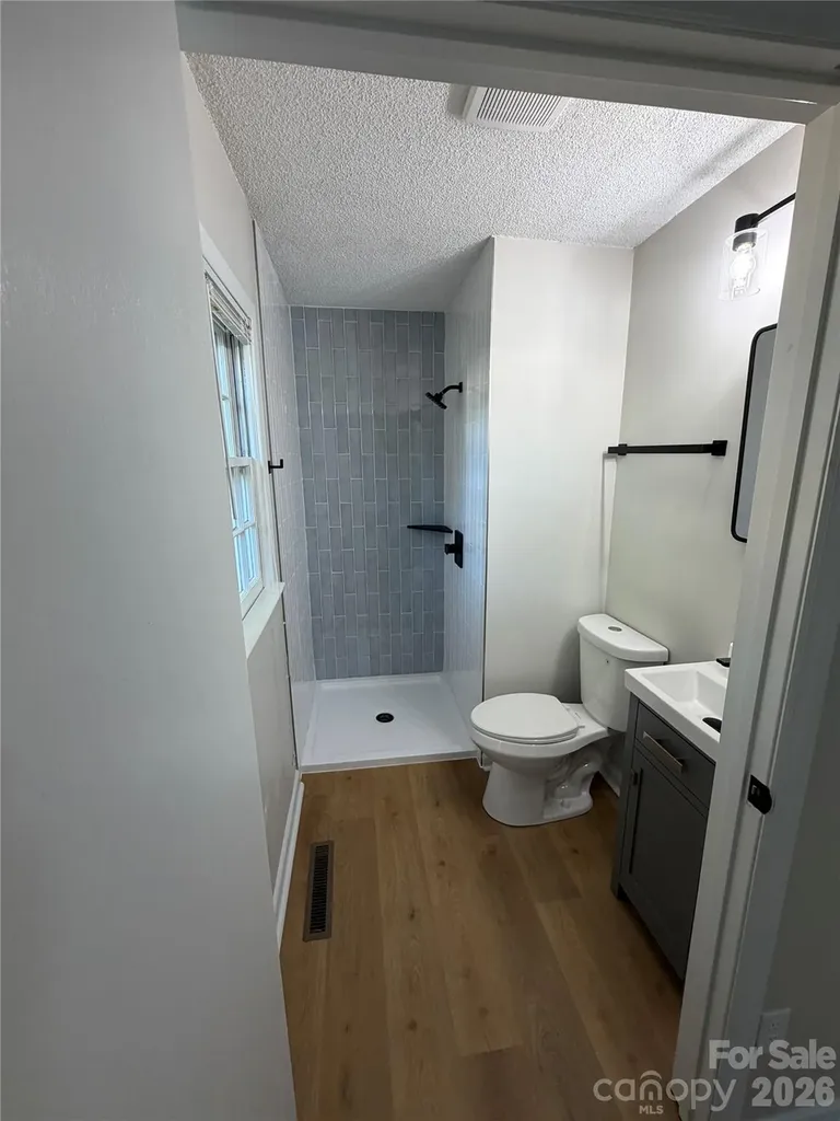 1880 Woodridge Circle Hickory NC 28602